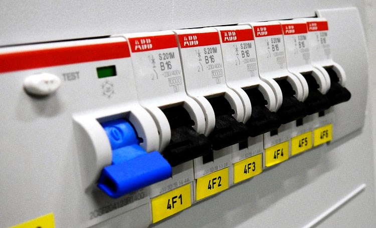 Circuit Breaker: Working Principle, Types and Structure
