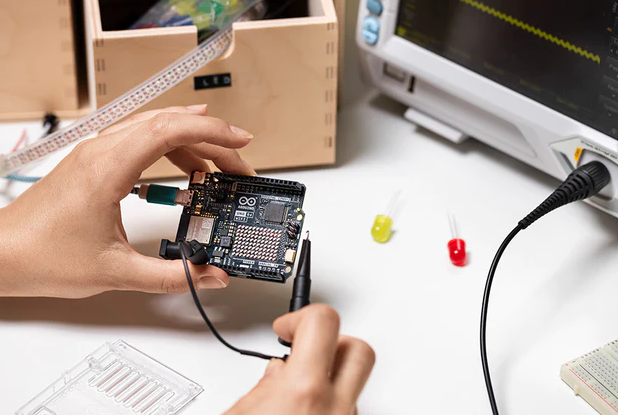 Arduino Uno R4 WiFi: Description, Features and applications